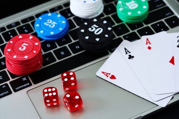 Giao diện cá cược tổng hợp slot online và mini game tại mb67